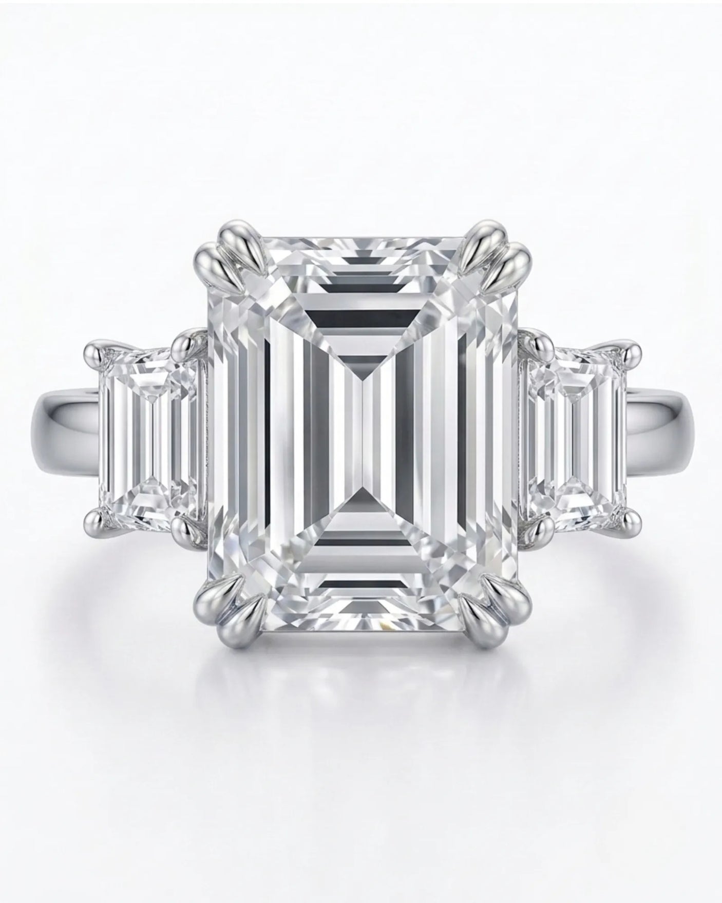 Three-stone diamond engagement ring in platinum for a timeless and sophisticated proposal | SARATTI