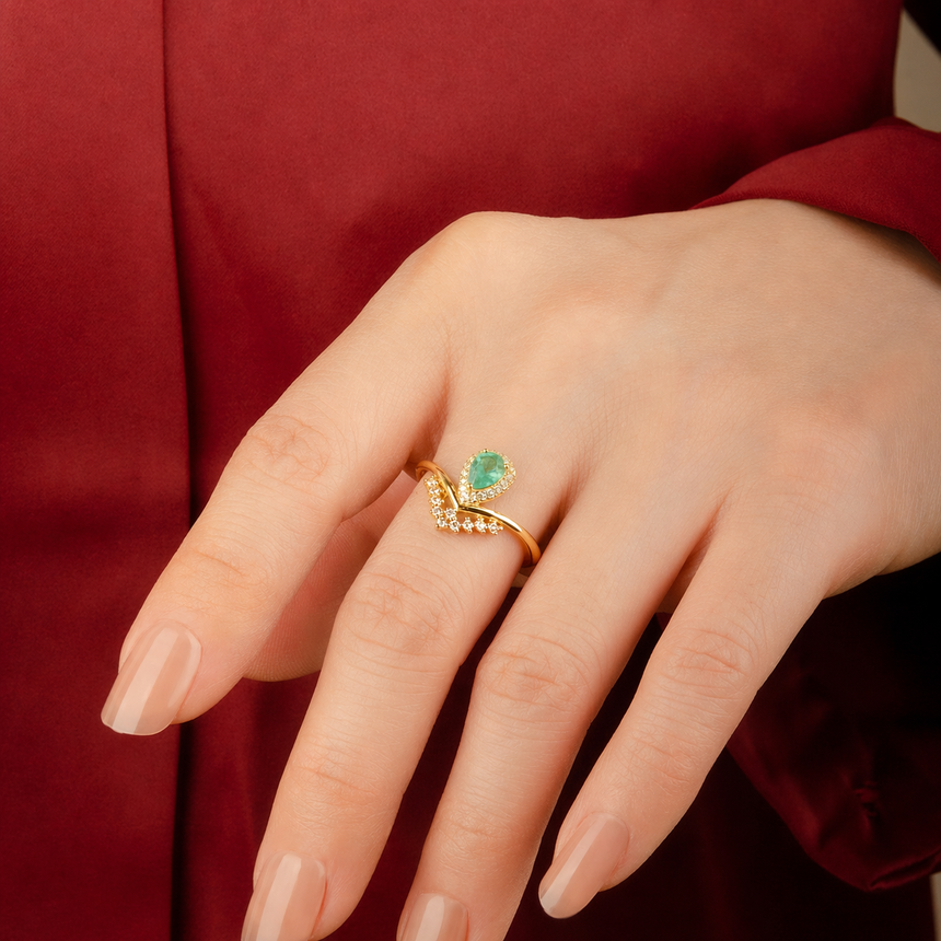 Tiara style emerald ring in 18K yellow gold | SARATTI