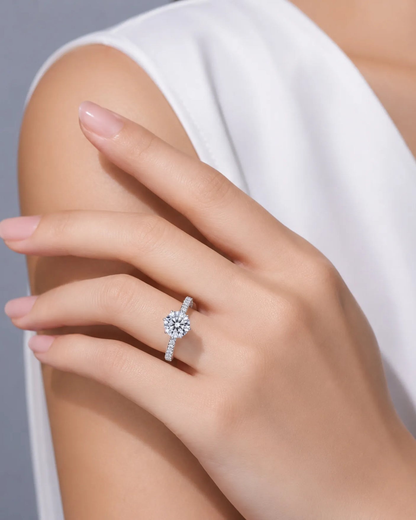 Timeless diamond engagement ring with round brilliant centre and pavé shoulders in platinum | SARATTI