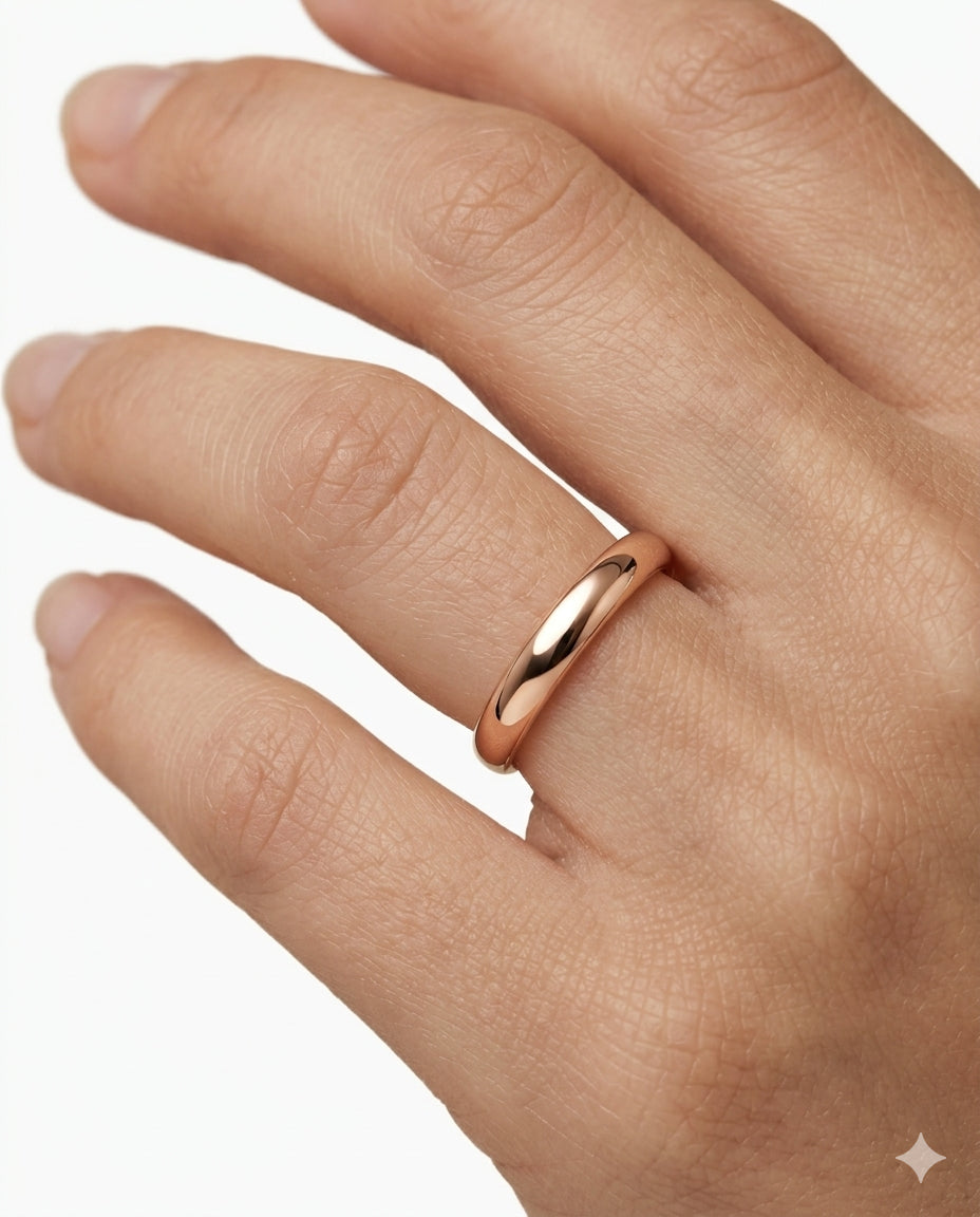 Timeless plain gold wedding band in 18K Rose Gold | SARATTI