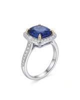 Two-tone sapphire ring with yellow gold prongs and diamond halo in 18K white gold | SARATTI