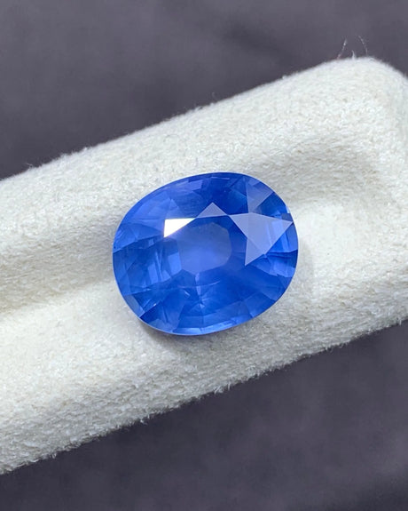 Unheated Natural Intense Blue Sapphire modified brilliant-cut close-up | SARATTI