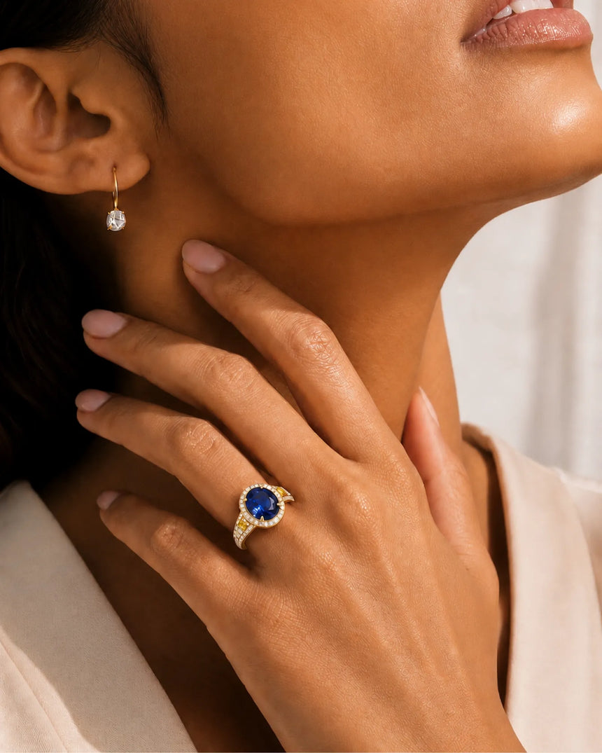 Unheated oval blue sapphire ring with colorless diamonds and yellow diamonds in 18K yellow gold | SARATTI
