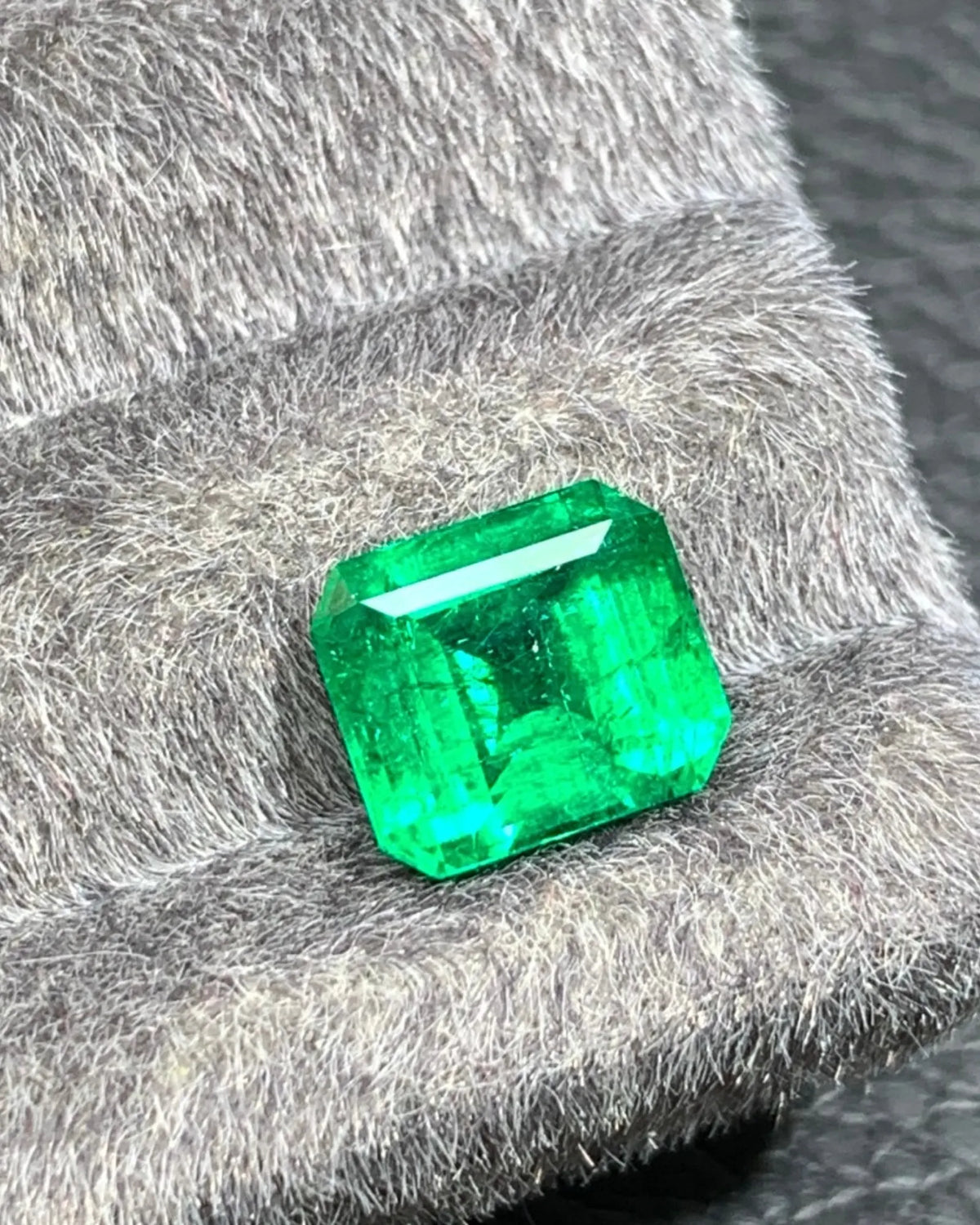 Verdant Green Natural Emerald close-up showing clipped corners | SARATTI