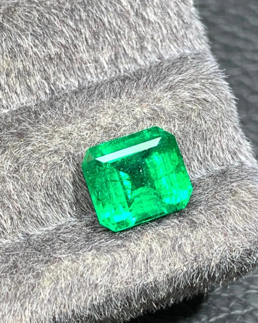 Verdant Green Natural Emerald close-up showing clipped corners | SARATTI