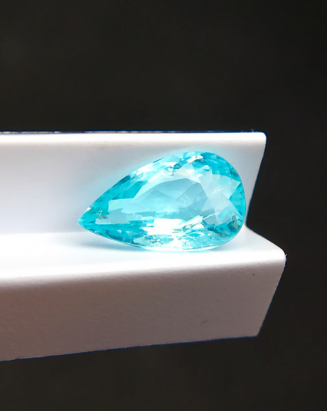 natural paraiba tourmaline pear faceted gemstone transparent center macro | SARATTI
