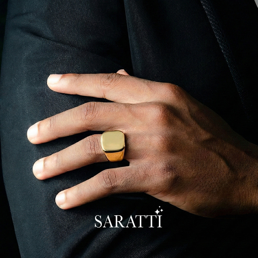 Mens wedding band worn on hand in 18K yellow gold | SARATTI