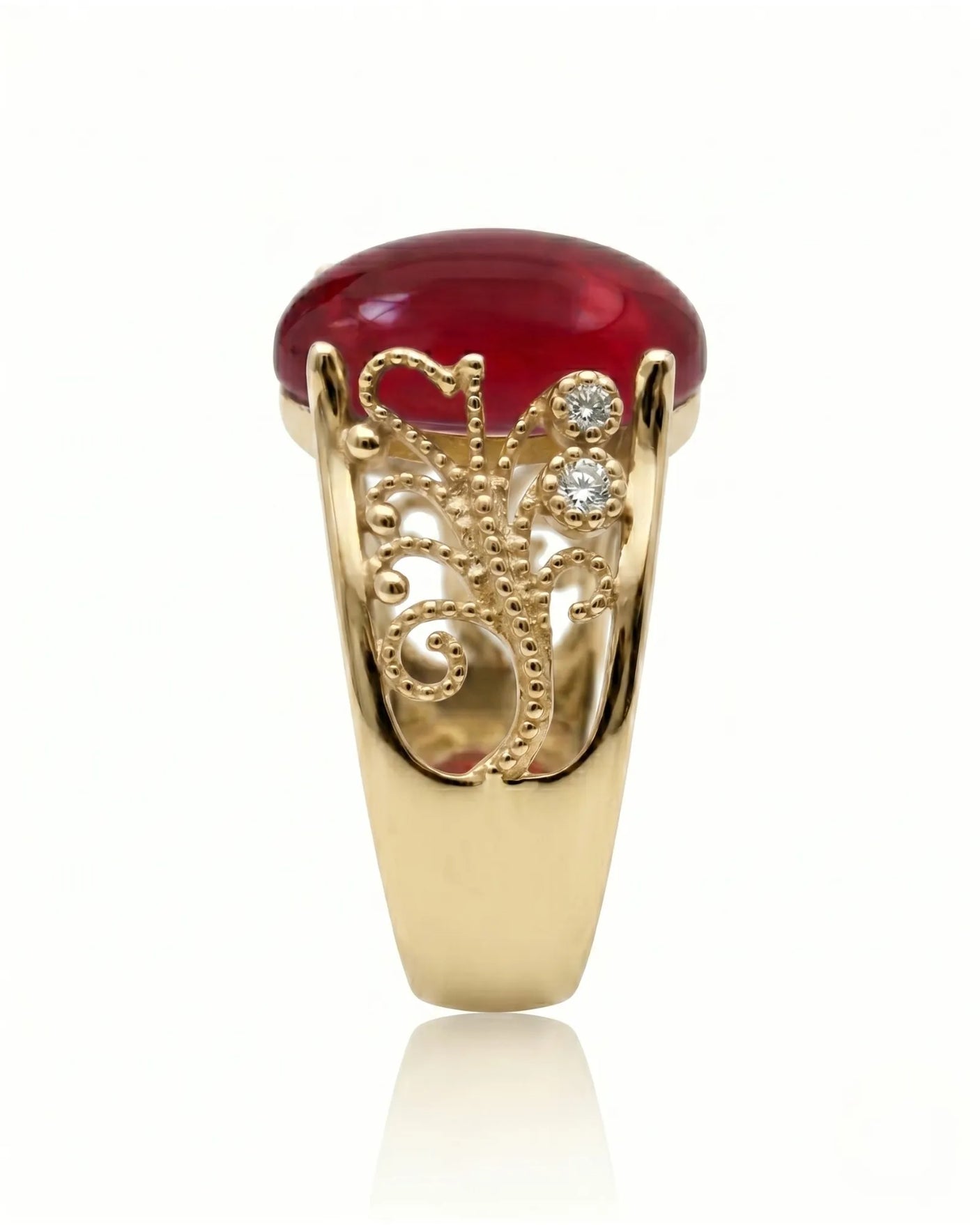Vintage ruby ring with scrollwork sides and round diamonds in yellow gold | SARATTI