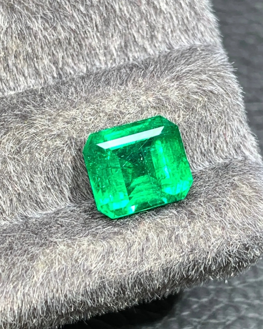 Vivid Green Natural Emerald close-up showing natural internal characteristics | SARATTI