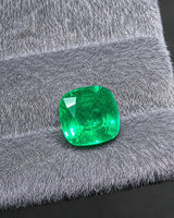Vivid green Emerald cushion shown under directional light | SARATTI