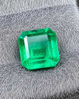 Vivid green octagonal Emerald showing geometric light reflections | SARATTI
