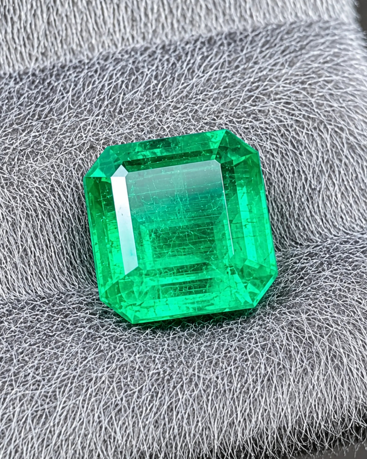 Vivid green octagonal Emerald showing geometric light reflections | SARATTI