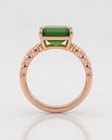 Vivid green tourmaline ring with sculpted diamond shoulders in 18K rose gold - SARATTI