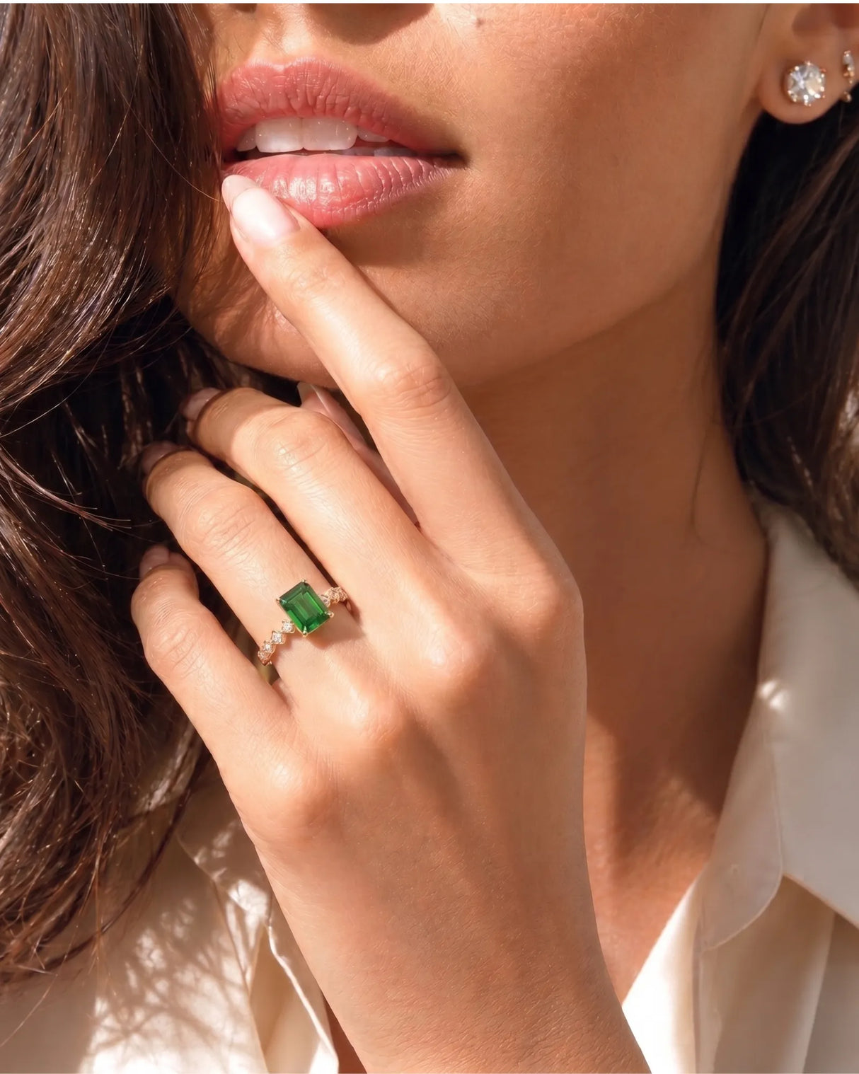 Vivid green tourmaline ring with sculpted diamond shoulders in 18K rose gold | SARATTI