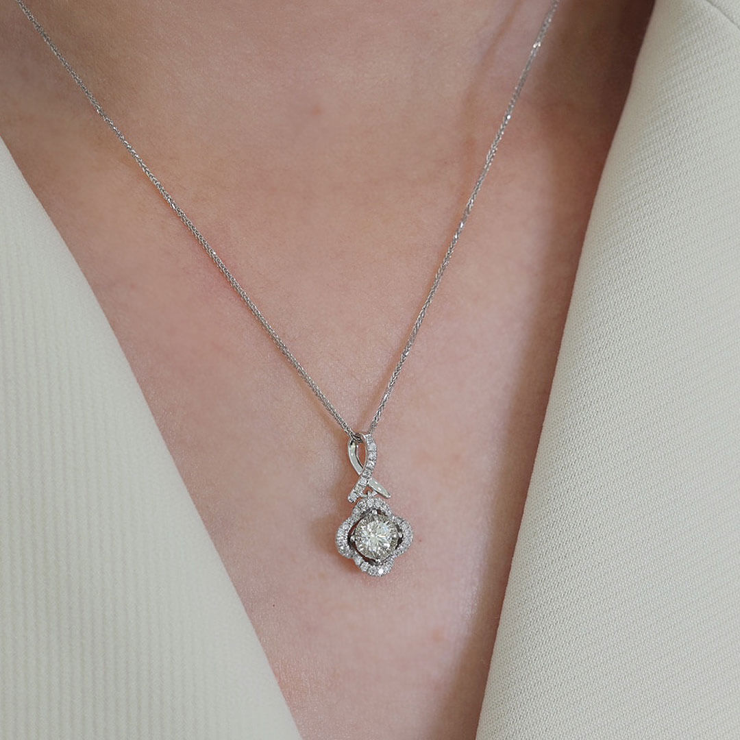 Model Wears the Stella Piscium Diamond Chain Necklace | Saratti 