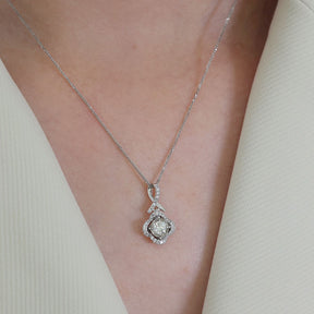 Model Wears the Stella Piscium Diamond Chain Necklace | Saratti 