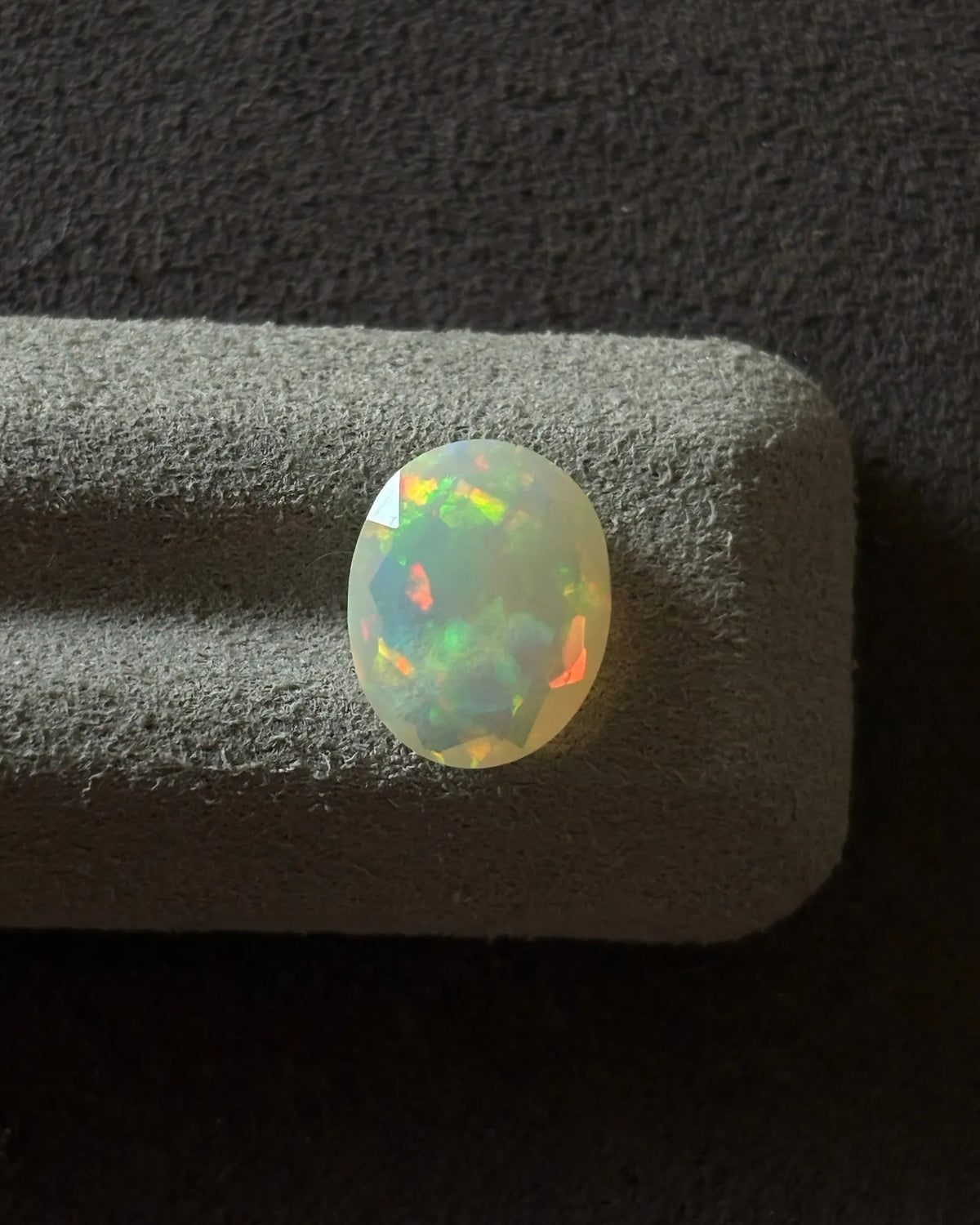 White Opal oval cabochon measuring 12 × 9.6 mm | SARATTI