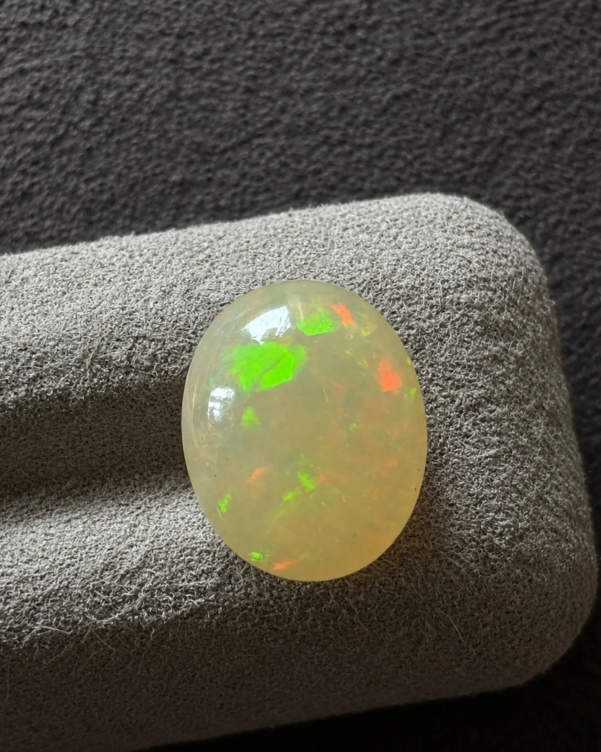 White Opal oval measuring 10.6 × 13.2 mm | SARATTI