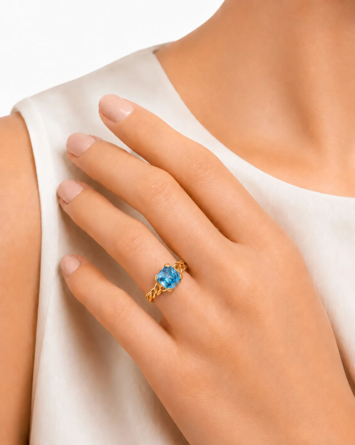 Cordelle Asscher-cut Aquamarine rope-band solitaire ring setting in yellow gold, front view | SARATTI