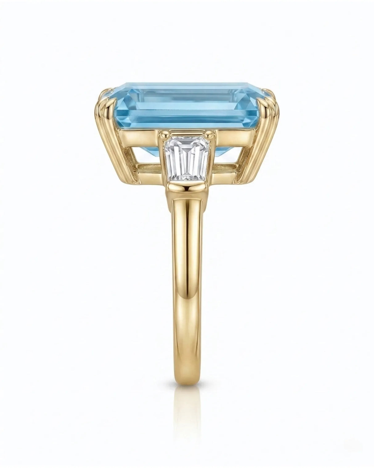 Équilibre emerald-cut Aquamarine baguette three-stone ring setting in yellow gold, front view | SARATTI