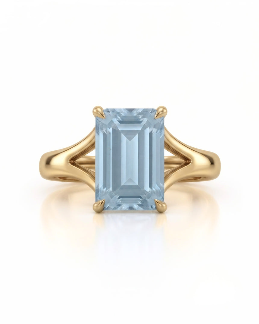 AERIA emerald cut Aquamarine split-shank solitaire ring setting in Yellow Gold, front view | SARATTI