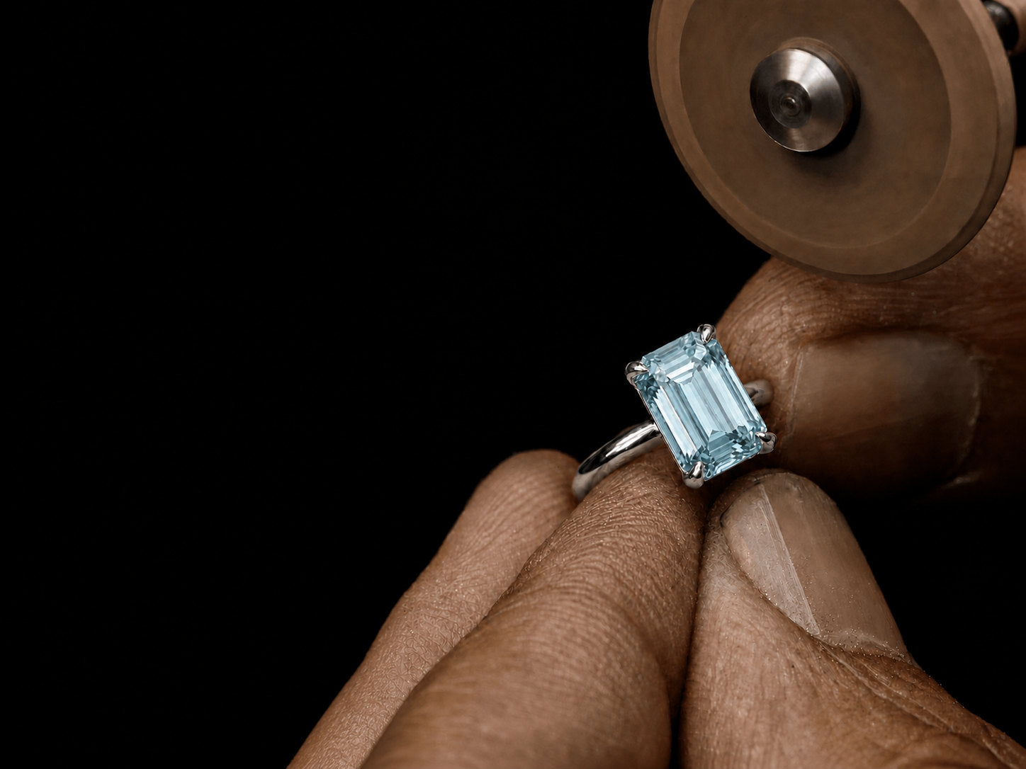 Natural aquamarine ring in a spare setting, gallery left open to light the blue | SARATTI