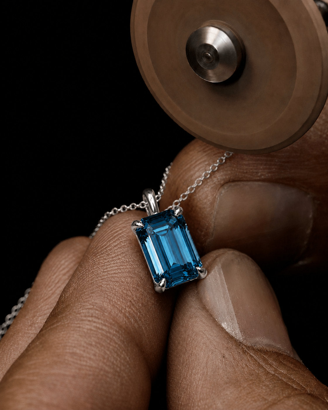 Clean aquamarine gemstone hand-set in fine jewellery with fine claws | SARATTI