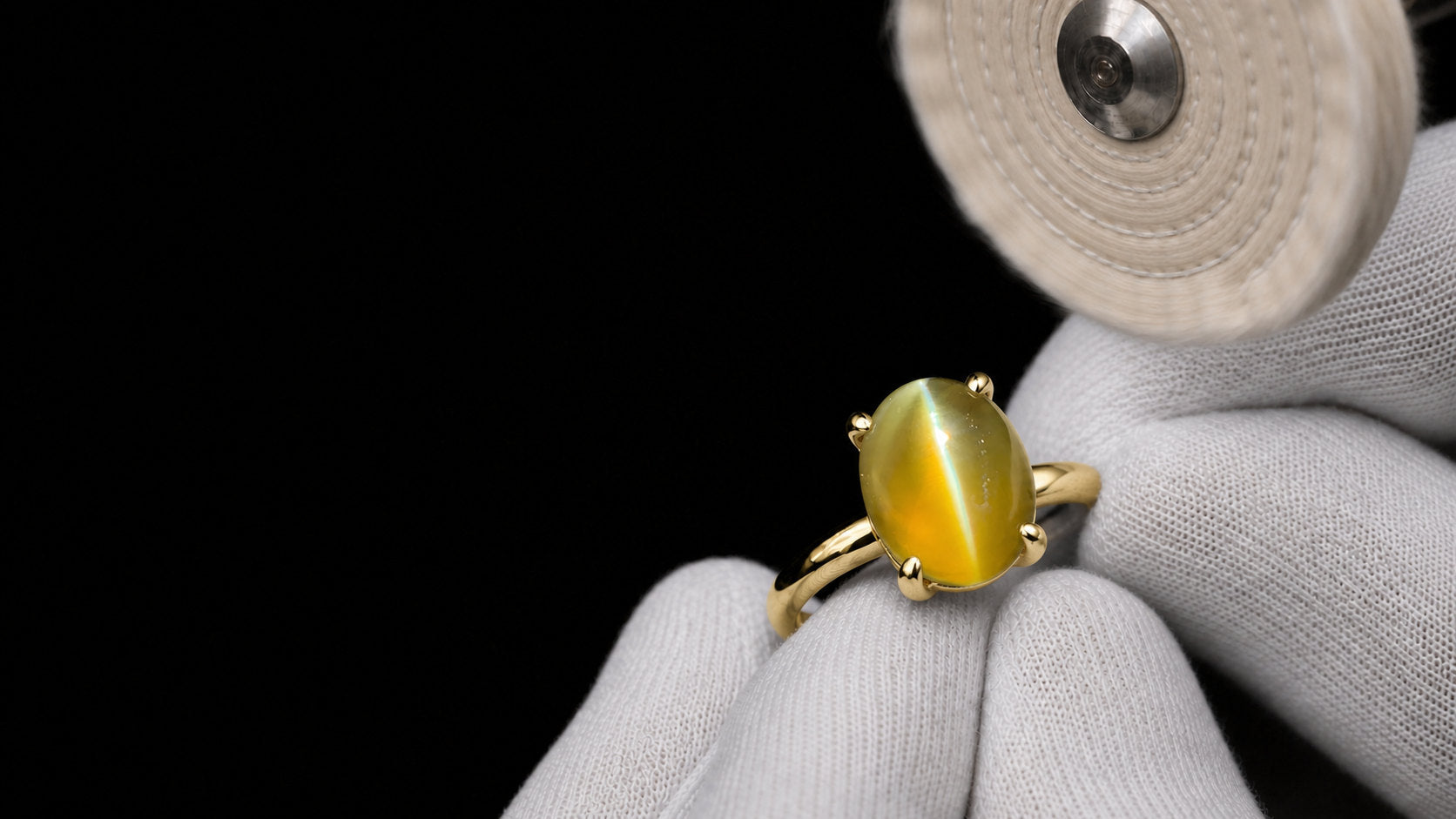 Cat's eye chrysoberyl ring, the band oriented under a single light | SARATTI