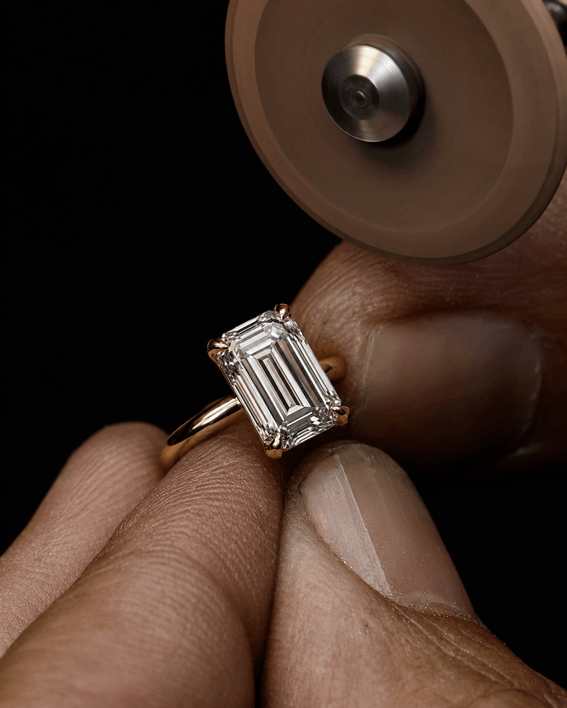 Gemstone hand-set in fine jewellery, seat cut to its own outline | SARATTI