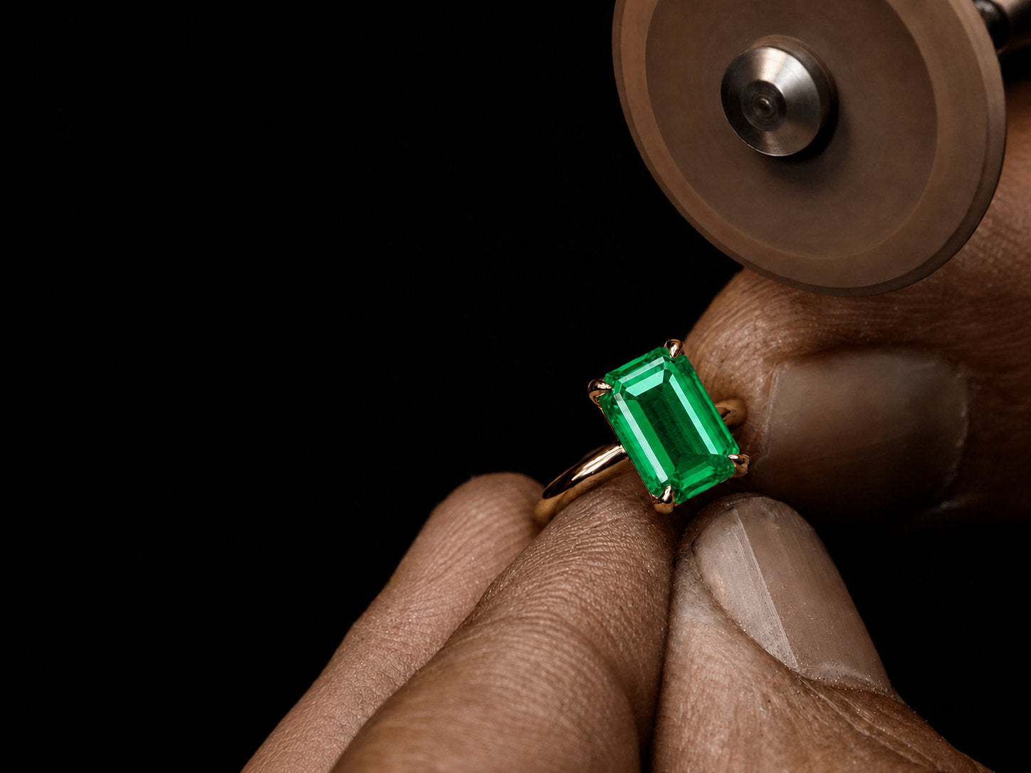 Natural emerald ring set cold, the setting drawn around the gemstone's own fractures | SARATTI
