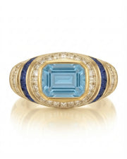 Azzurro Regent emerald-cut Aquamarine cocktail ring setting in yellow gold, front view with baguette diamond frame and blue sapphire channels | SARATTI