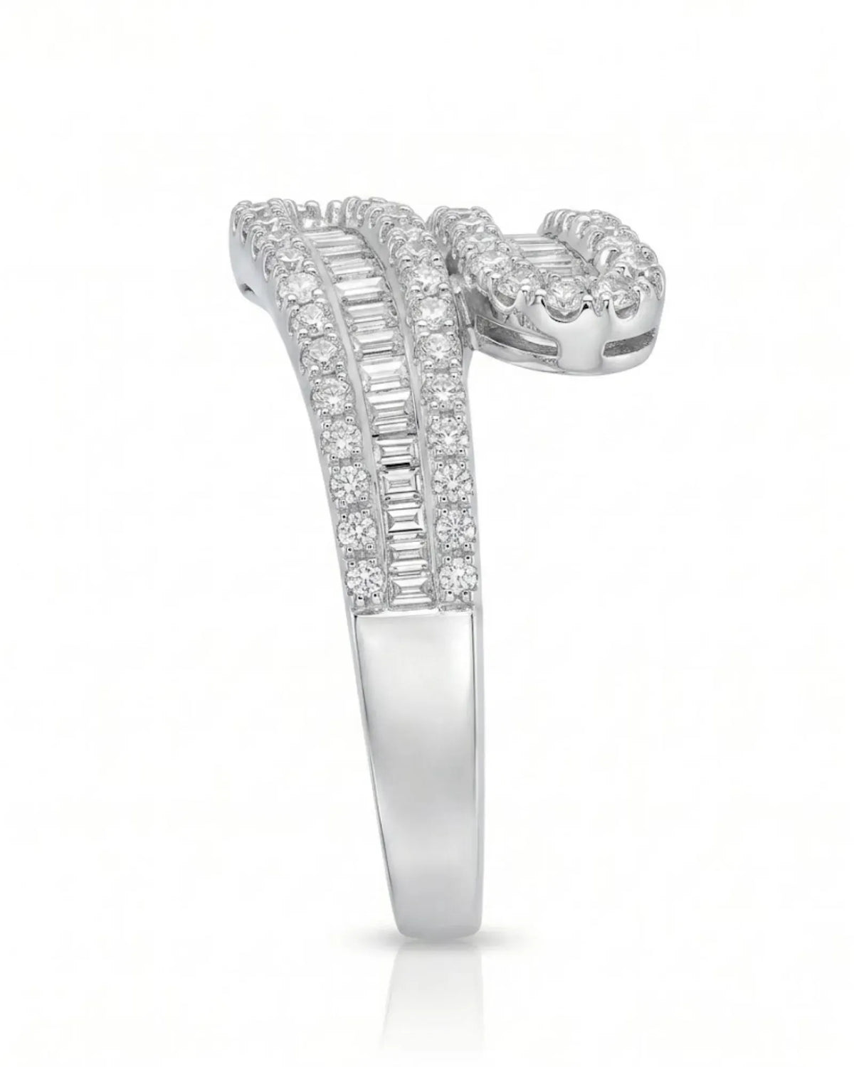 Baguette and round diamond wedding ring in 18K white gold with an asymmetric flowing silhouette | SARATTI