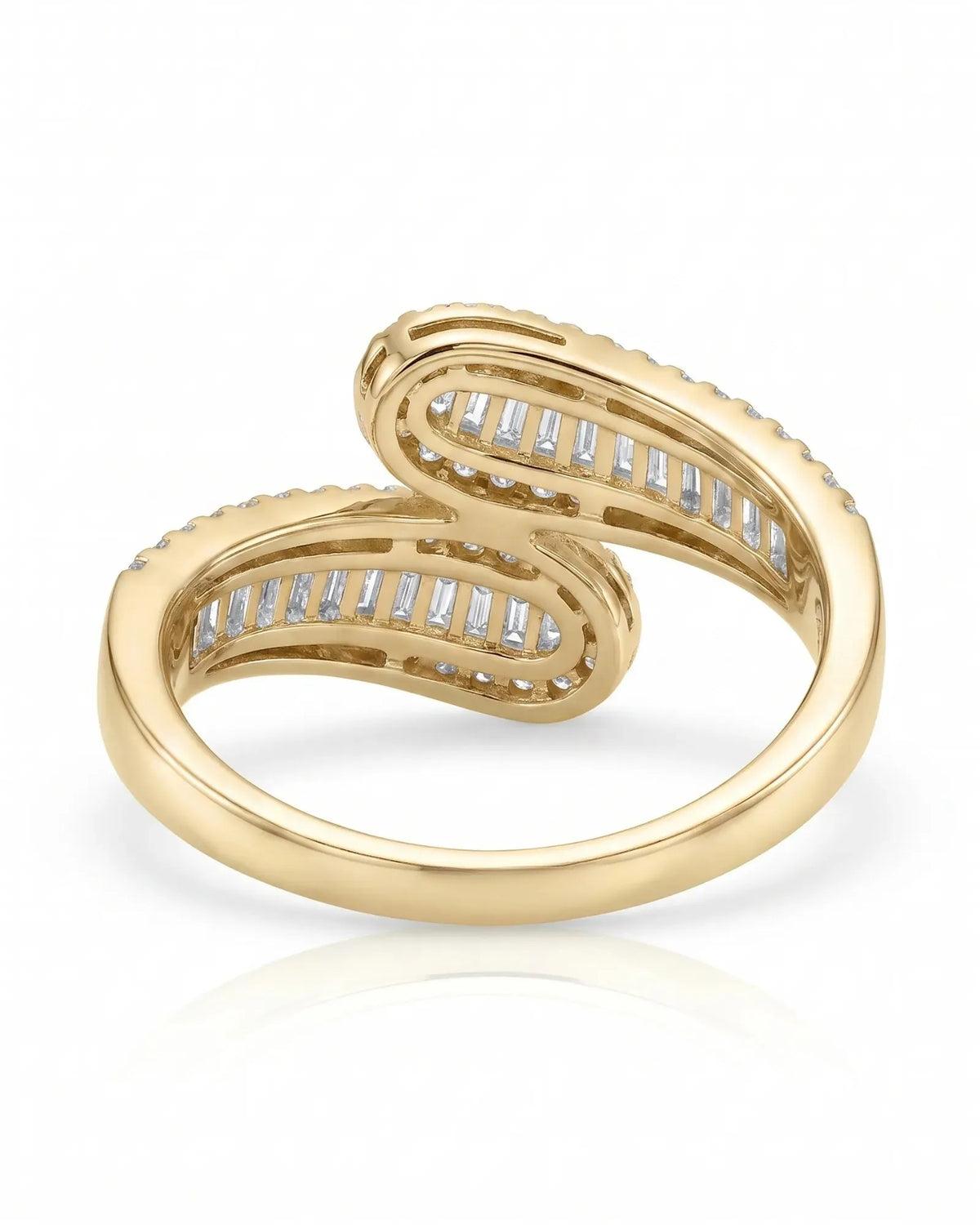Baguette and round diamond band in 18K yellow gold showing the sculptural curved profile | SARATTI