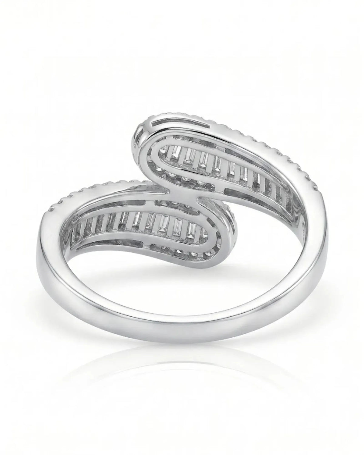 Baguette and round diamond wedding ring in platinum with a flowing sculptural silhouette | SARATTI