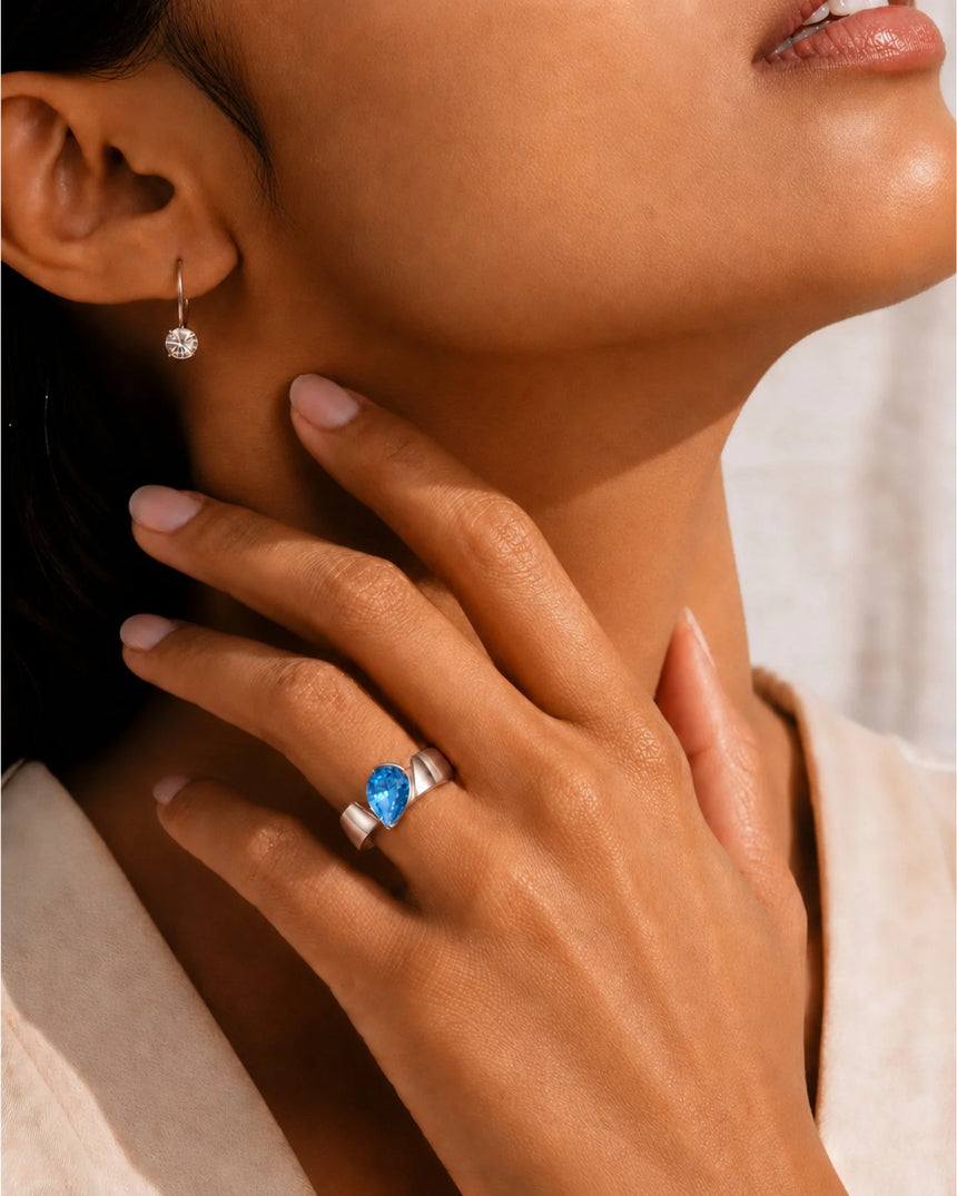 Courant pear-cut Aquamarine sculptural open-band solitaire ring setting in Platinum, setting detail | SARATTI