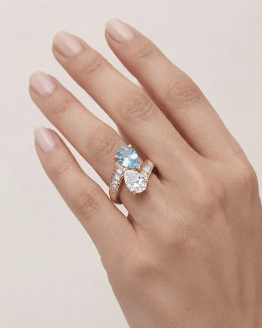 Élan Céleste pear-cut Aquamarine and diamond bypass ring setting in rose gold, worn on hand | SARATTI