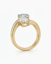Élan Céleste pear-cut Aquamarine bypass ring setting in yellow gold, side profile showing separate open baskets | SARATTI
