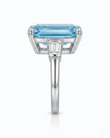 Équilibre emerald-cut Aquamarine diamond tapered-baguette three-stone ring setting in Platinum, profile view | SARATTI