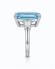 Équilibre emerald-cut Aquamarine diamond tapered-baguette three-stone ring setting in Platinum, profile view | SARATTI