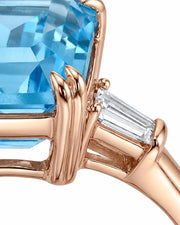 Équilibre emerald-cut Aquamarine diamond tapered-baguette three-stone ring setting in Rose Gold, profile view | SARATTI
