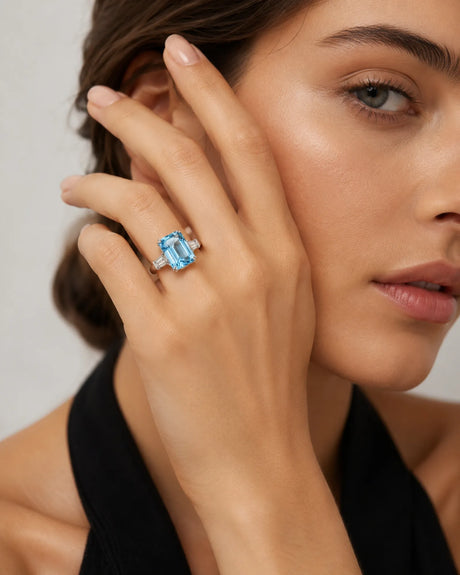 Équilibre emerald-cut Aquamarine diamond tapered-baguette three-stone ring setting in White Gold, front view | SARATTI