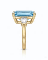 Équilibre emerald-cut Aquamarine diamond tapered-baguette three-stone ring setting in Yellow Gold, front view | SARATTI