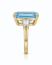 Équilibre emerald-cut Aquamarine diamond tapered-baguette three-stone ring setting in Yellow Gold, front view | SARATTI