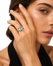 Équilibre emerald-cut Aquamarine diamond tapered-baguette three-stone ring setting in Yellow Gold, profile view | SARATTI