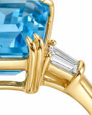 Équilibre emerald-cut Aquamarine diamond tapered-baguette three-stone ring setting in Yellow Gold, side view | SARATTI
