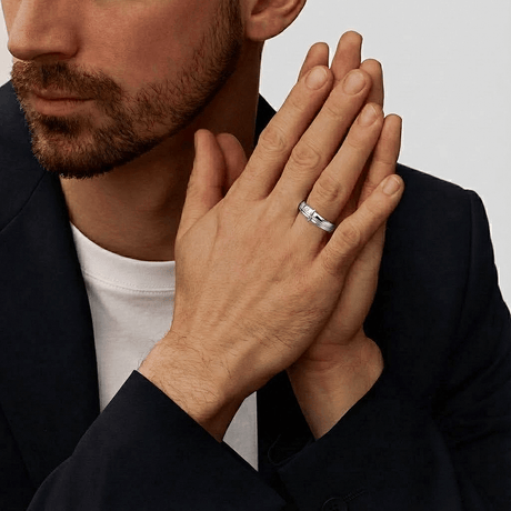 The Love Note Diamond Solitaire Band in 18K white gold, 4 mm front view with 0.03ct bezel-set round diamond knot detail | SARATTI