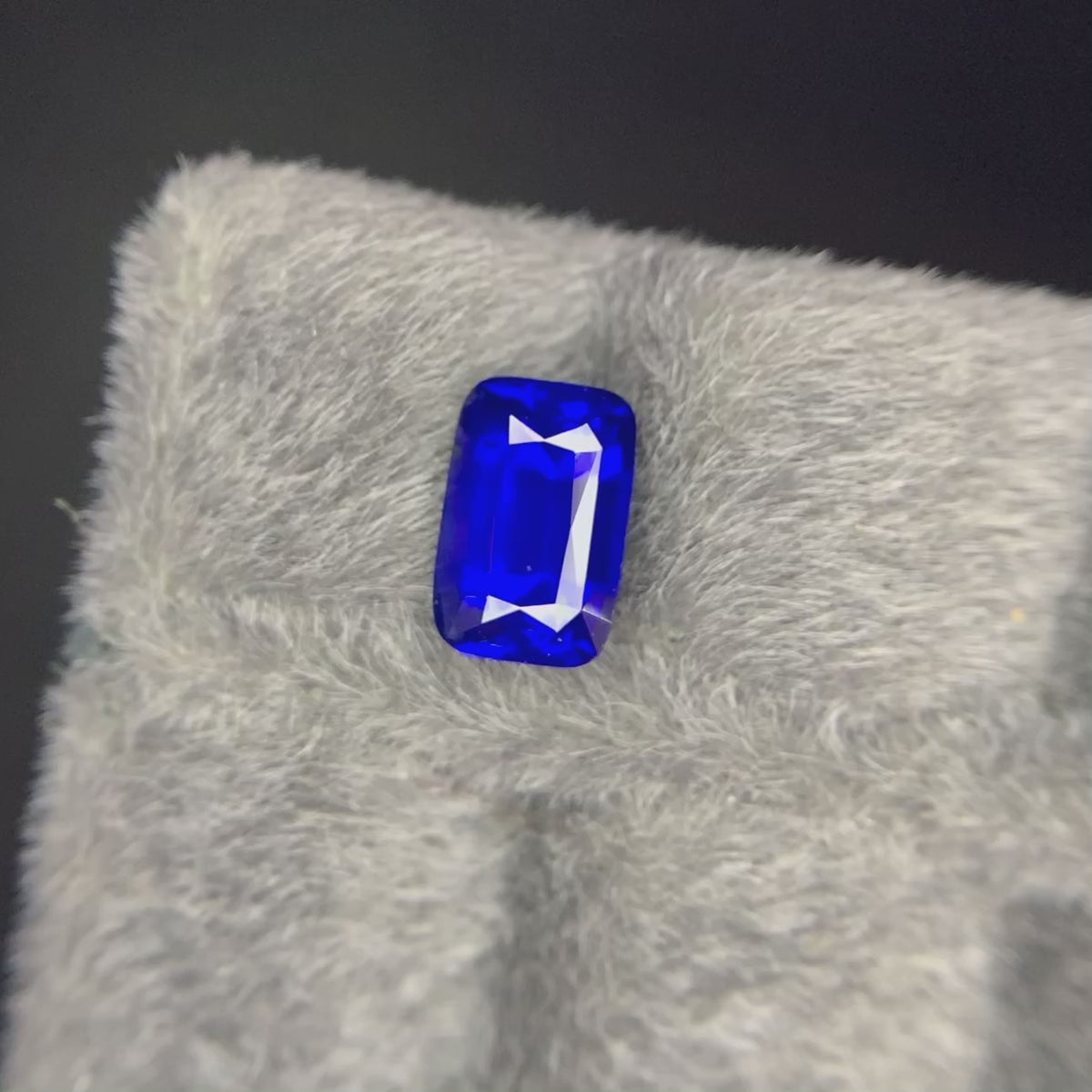 2.09 carat Royal Blue Sapphire modified brilliant cut loose gemstone detail | SARATTI