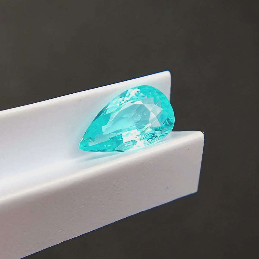paraiba tourmaline pear cut side angle light reflection gemstone | SARATTI