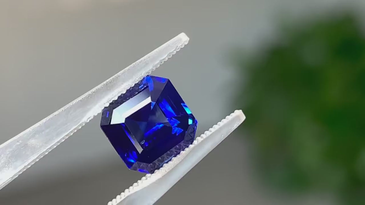 2.08 carat Royal Blue Sapphire step cut loose gemstone detail | SARATTI