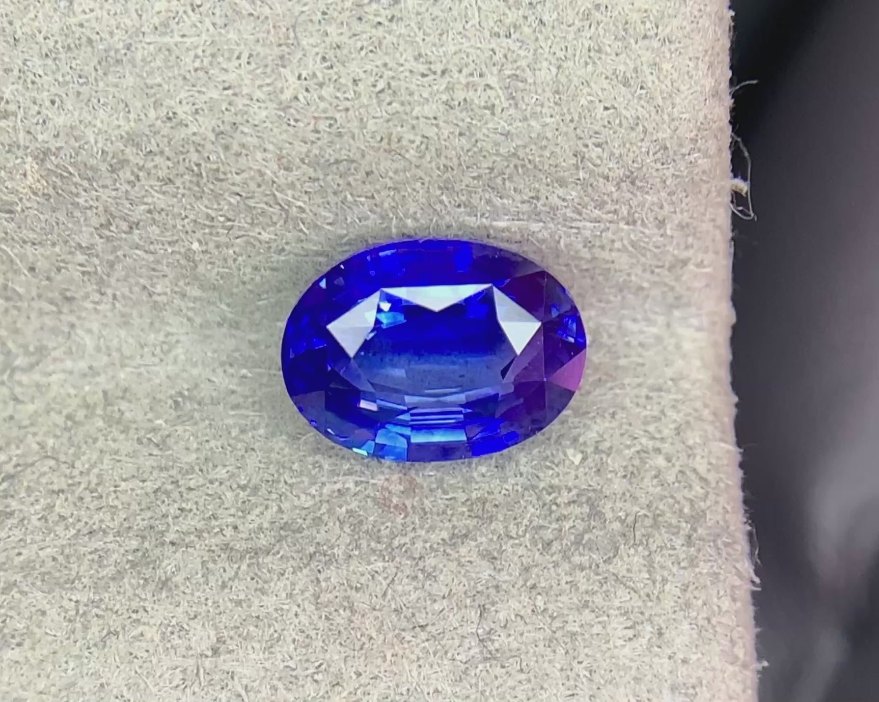 2.05 carat Royal Blue Sapphire modified brilliant cut loose gemstone detail | SARATTI